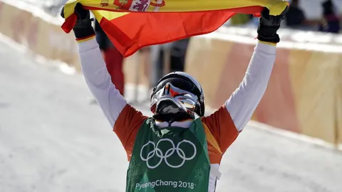 Regino Hernández celebra su medalla