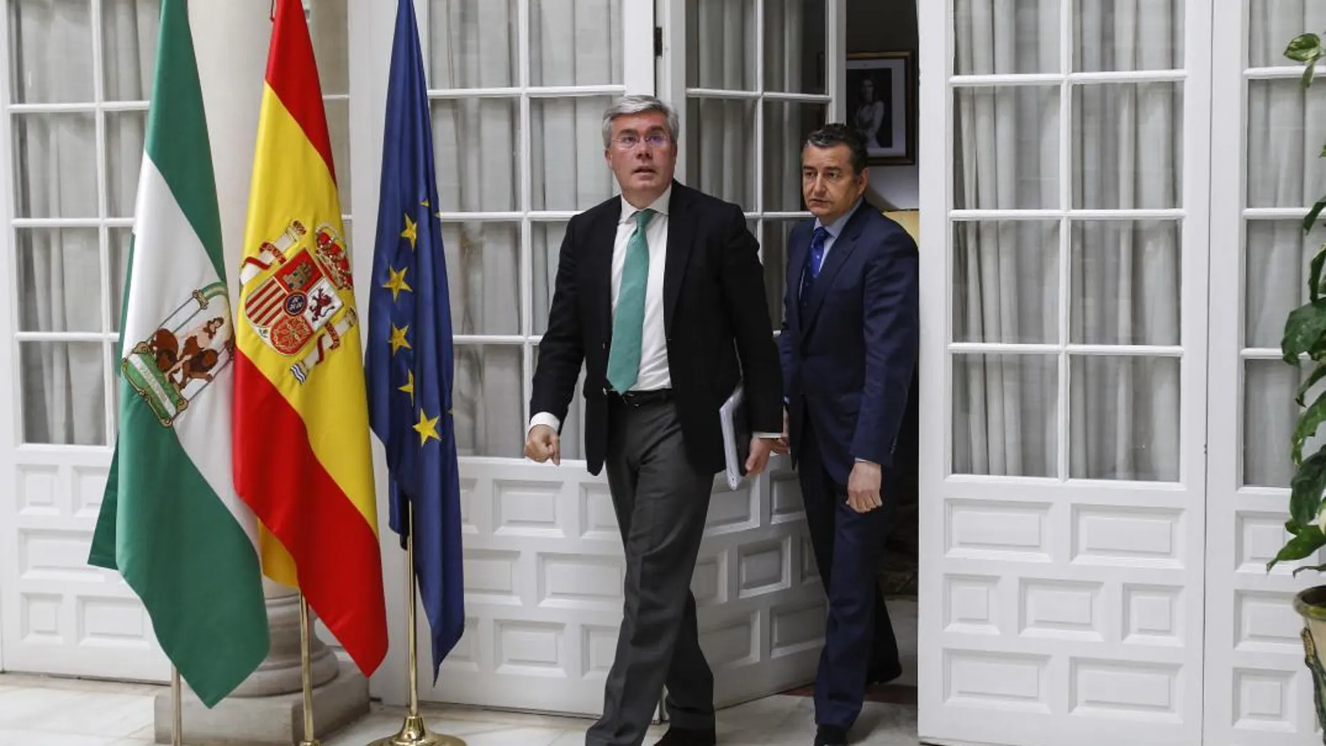 El secretario de Estado de Hacienda, José Enrique Fernández de Moya, y el delegado del Gobierno en Andalucía, Antonio Sanz