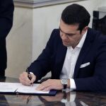 Alexis Tsipras firma su cargo como primer ministro