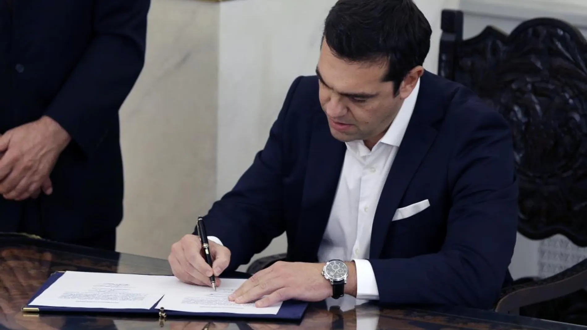 Alexis Tsipras firma su cargo como primer ministro