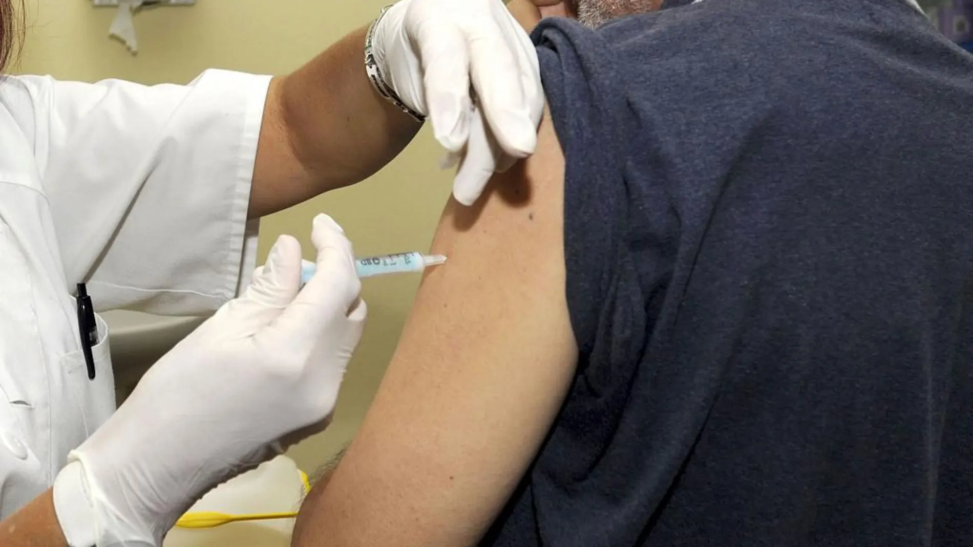 Vacunación de un adulto en un centro médico.