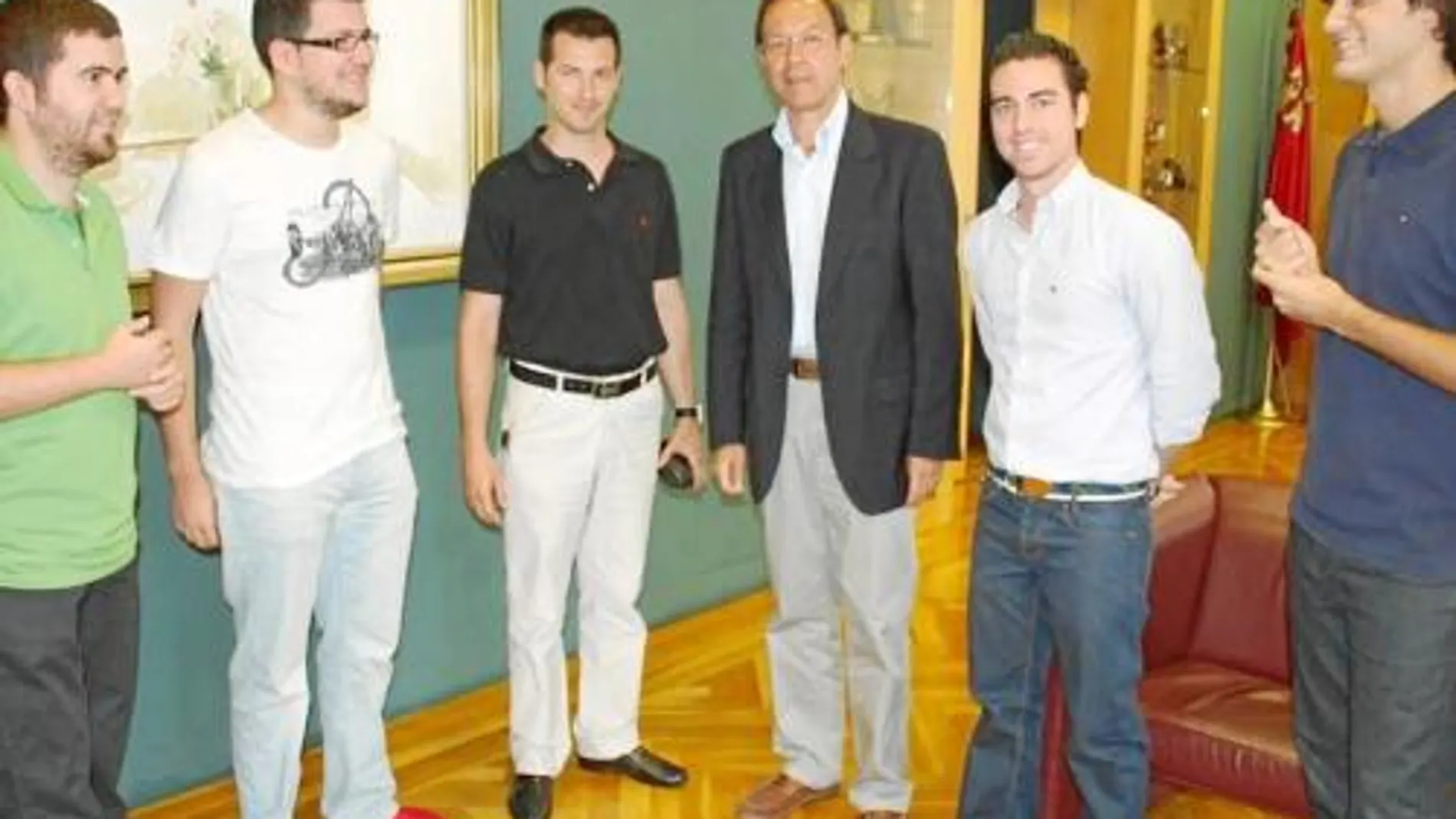 El alcalde Cámara (centro), junto a miembros del Consejo Local de la Juventud