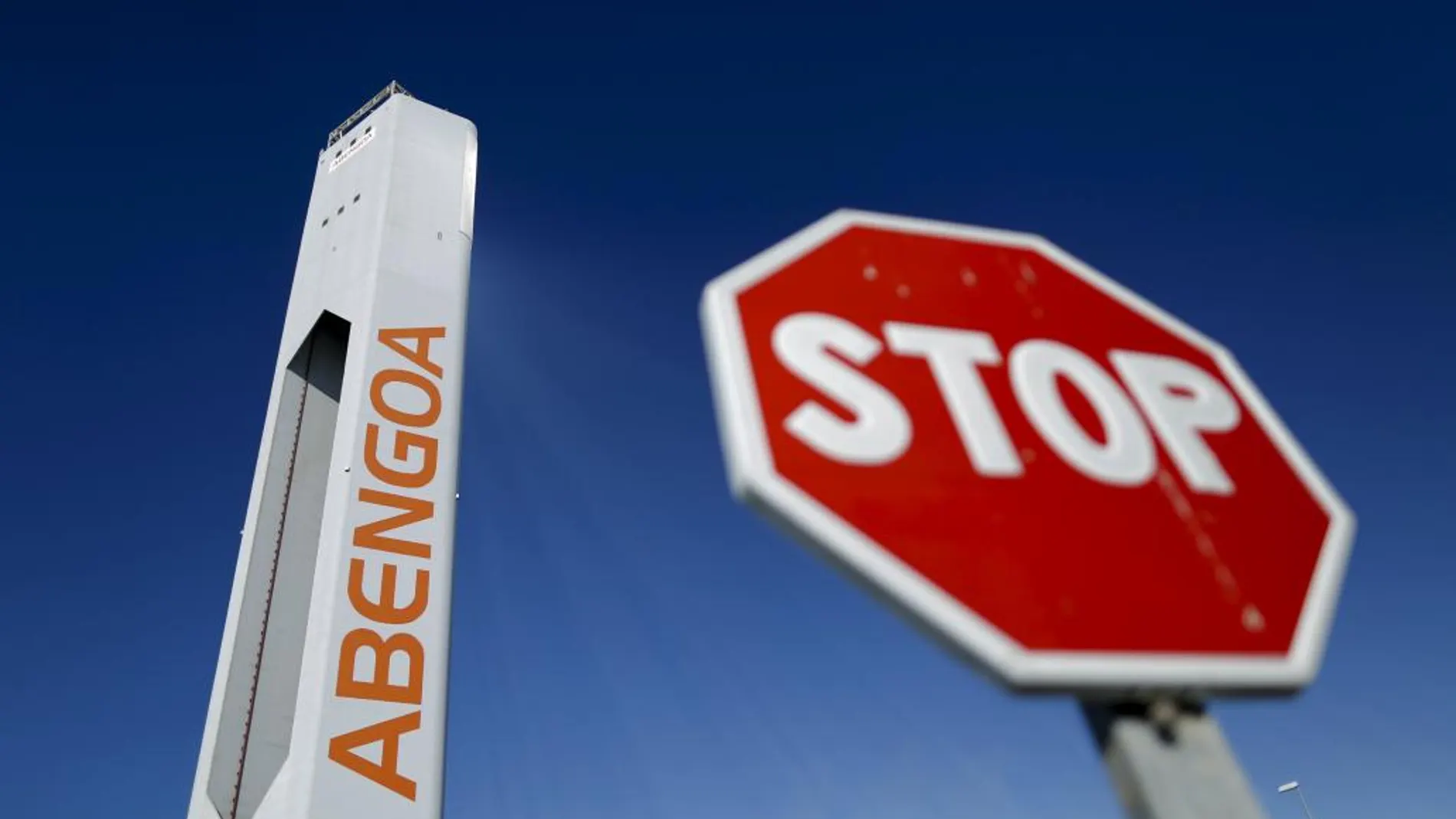 Abengoa ofrecerá a los bancos más desinversiones y despidos