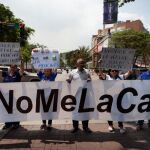 Miembros de la Federación Médica Venezolana acompañados de civiles participan en una manifestación por escasez de medicamentos e insumos médicos, en la ciudad de Caracas
