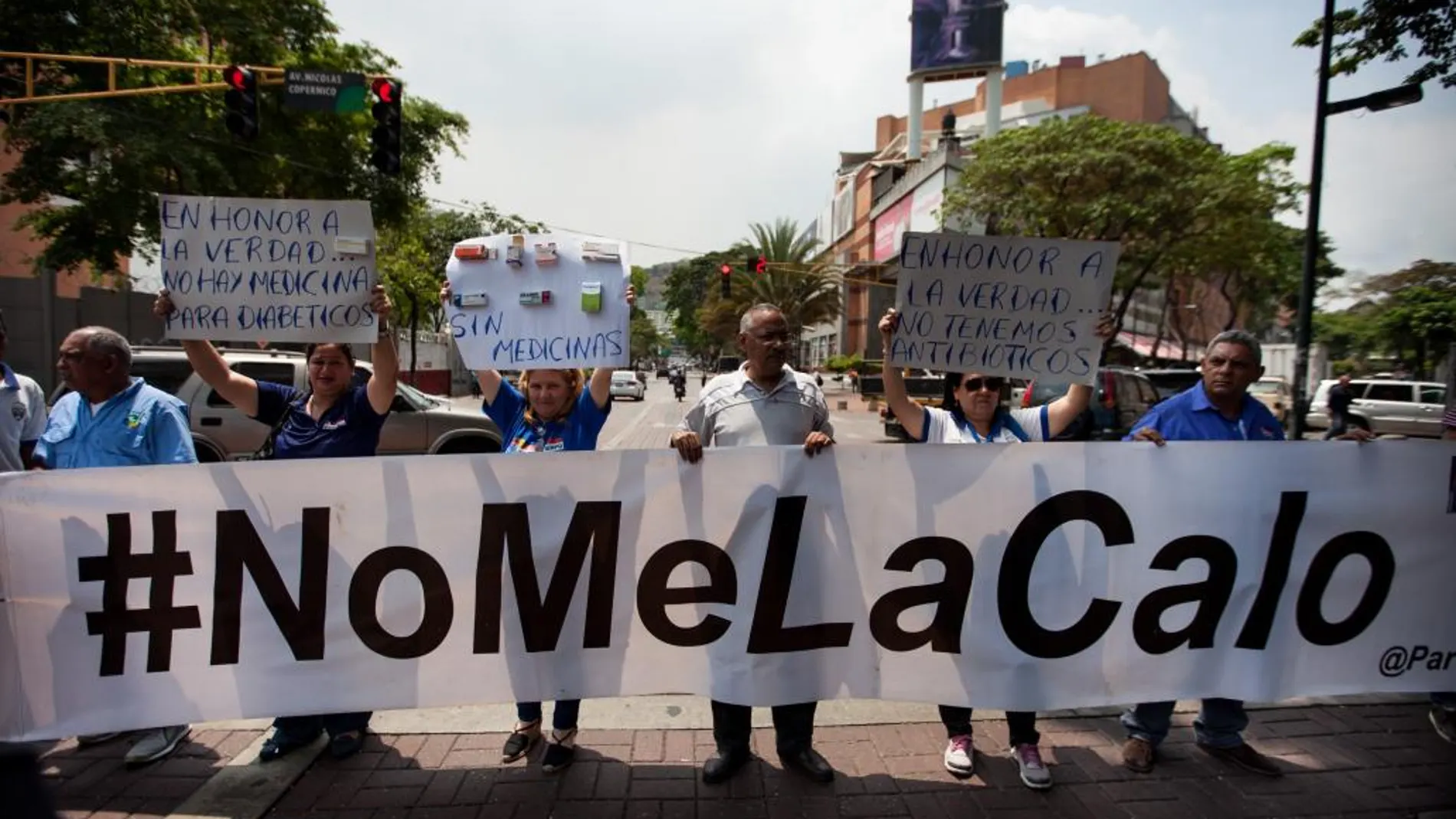 Miembros de la Federación Médica Venezolana acompañados de civiles participan en una manifestación por escasez de medicamentos e insumos médicos, en la ciudad de Caracas