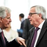 Jean-Claude Juncker (dcha), dialoga con el negociador de la UE para la salida del Reino Unido de la Europa comunitaria, Michel Barnier