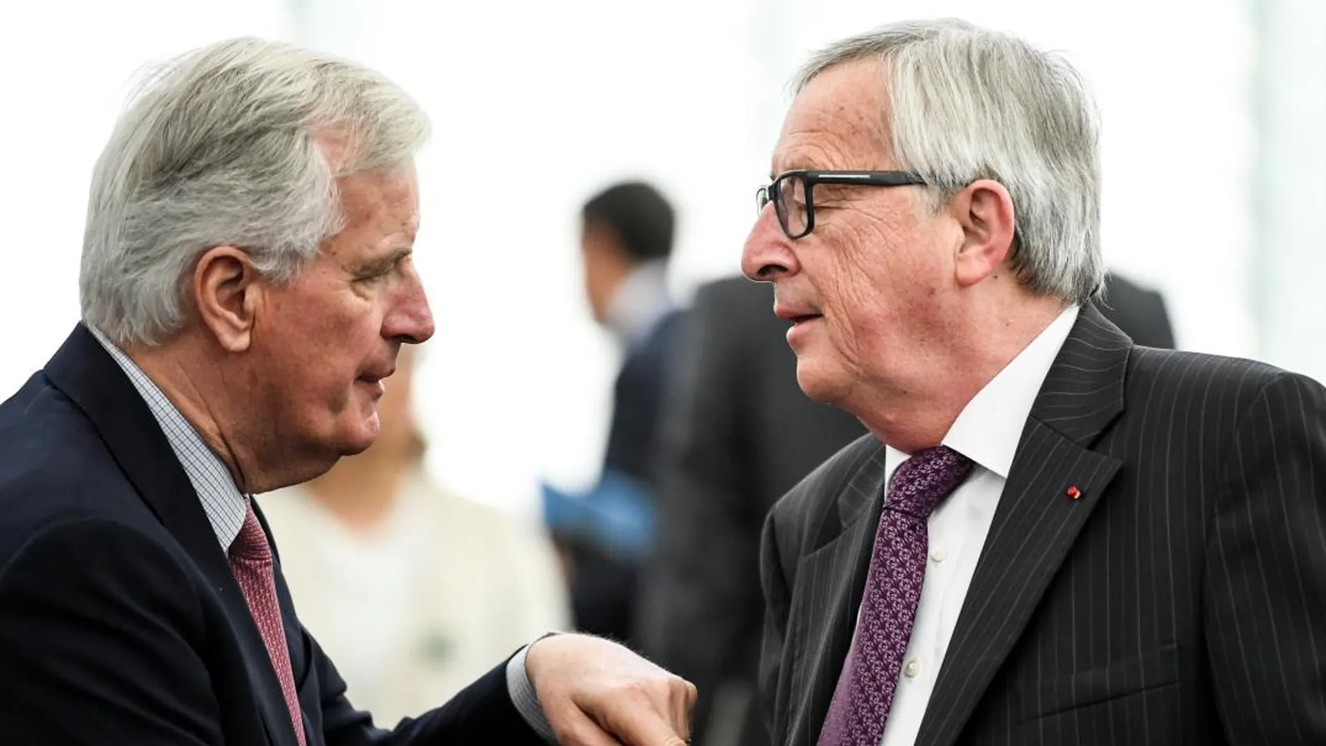 Jean-Claude Juncker (dcha), dialoga con el negociador de la UE para la salida del Reino Unido de la Europa comunitaria, Michel Barnier