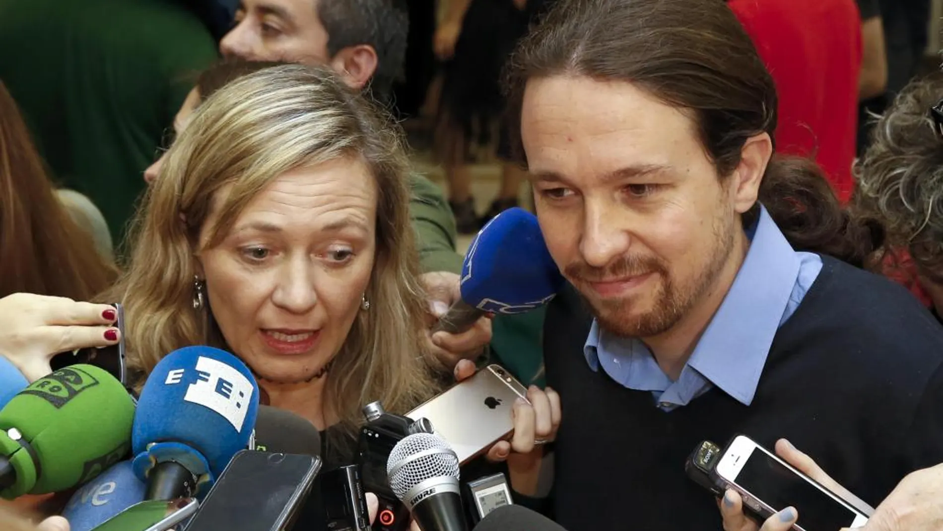 La diputada de Podemos y juez en excedencia Victoria Rosell acompañada por el líder del partido, Pablo Iglesias