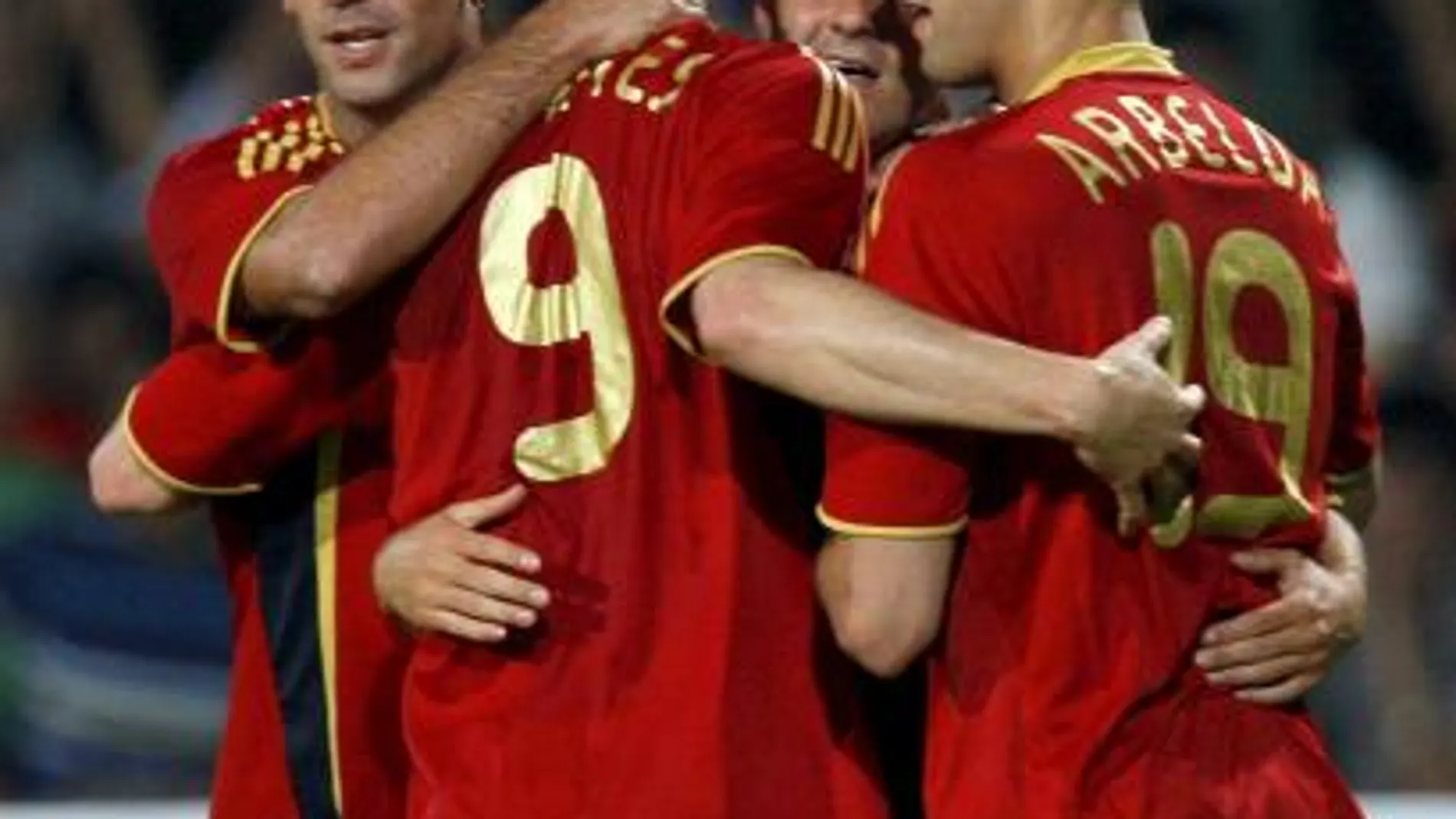 El delantero de la selección española David Villa celebra la consecución del primer gol de su equipo