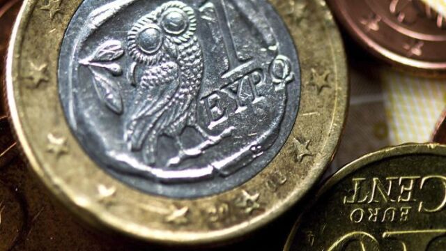 España capta 4.121 millones y vuelve a cobrar a los inversores por su deuda