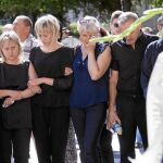 Familiares de Laura y de Marina, durante los funerales que se celebraron por separado en el día de ayer en Cuenca