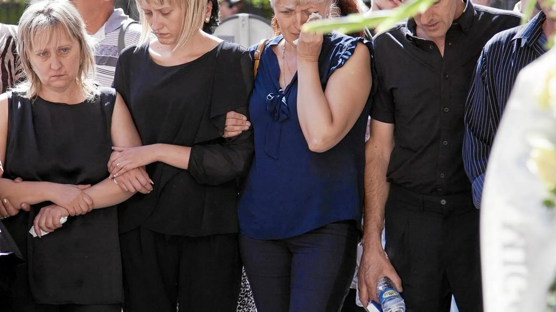 Familiares de Laura y de Marina, durante los funerales que se celebraron por separado en el día de ayer en Cuenca