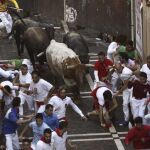 Una manada de toros divida en dos grupos ha propiciado esta mañana un vistoso sexto encierro en Pamplona.