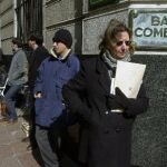 Clientes hacen cola ante el Banco Comercial de Uruguay durante la crisis de 2002