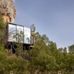 Las 25 suites presumen de una amplia cristalera con vistas panorámicas al valle