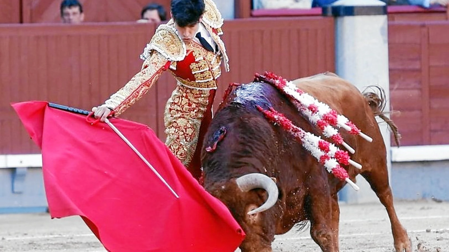 López Simón, ayer, en Las Ventas ante su primer toro de El Pilar