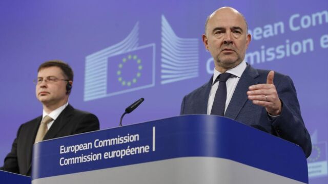El comisario europeo de Asuntos Económicos y Financieros, Pierre Moscovici (d), y el vicepresidente de la CE para el Euro y el Diálogo Social, Valdis Dombrovskis.