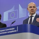 El comisario europeo de Asuntos Económicos y Financieros, Pierre Moscovici (d), y el vicepresidente de la CE para el Euro y el Diálogo Social, Valdis Dombrovskis.