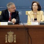 El ministro de Fomento, José Blanco, charla con la secretaria de Estado de Transportes, Concepción Gutiérrez del Castillo