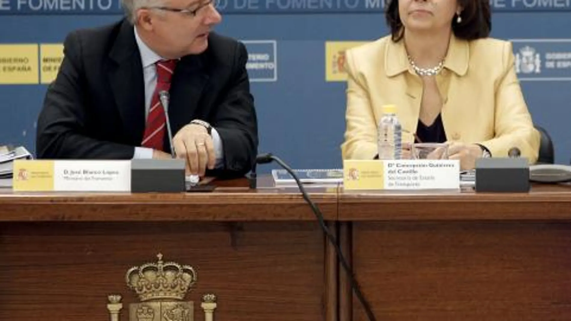 El ministro de Fomento, José Blanco, charla con la secretaria de Estado de Transportes, Concepción Gutiérrez del Castillo