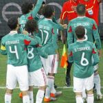 Los jugadores mexicanos protestan al árbitro y al juez de línea después del primer gol de Argentina, logrado en fuera de juego