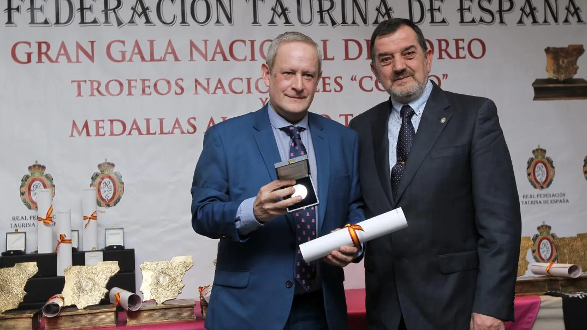 Carlos M. Santoyo recibe la medalla de plata al mérito taurino durante la Gala Nacional del Toreo.