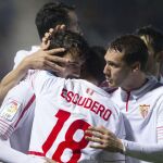 Los jugadores del Sevilla celebran el gol marcado por el delantero del Sevilla Juan Muñoz