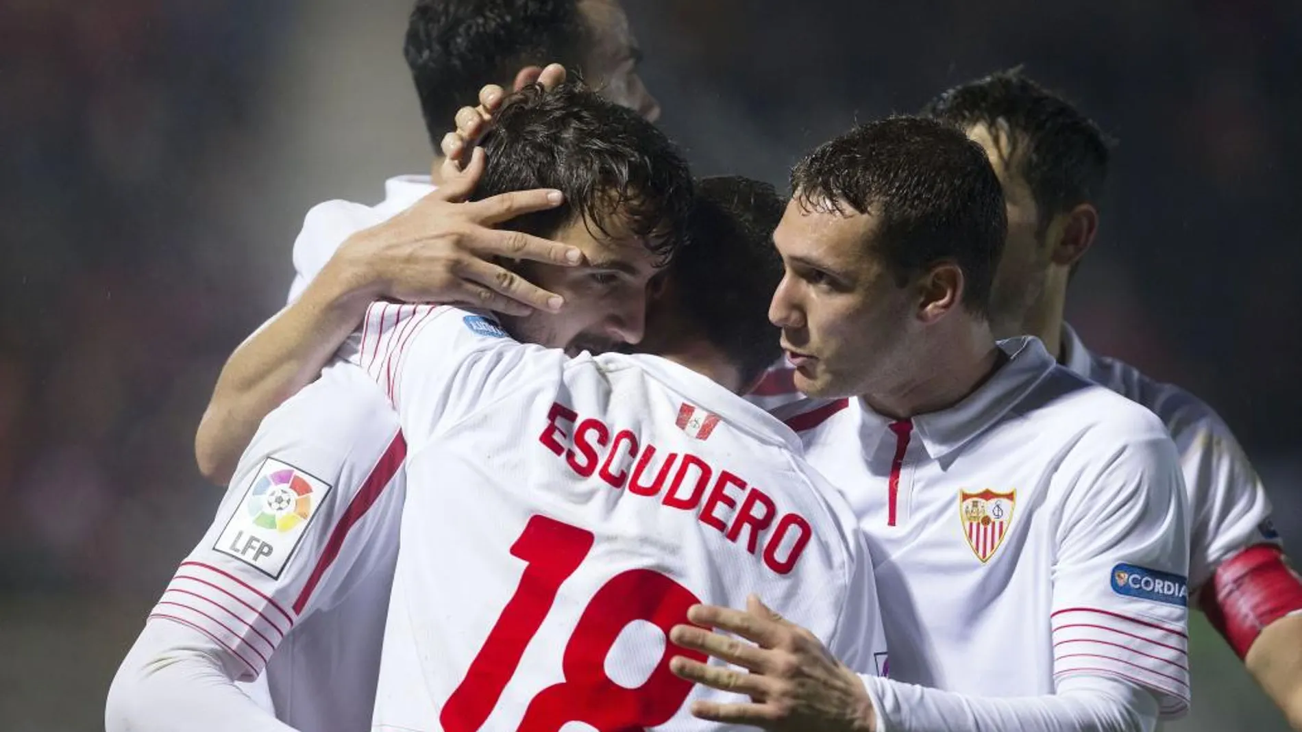 Los jugadores del Sevilla celebran el gol marcado por el delantero del Sevilla Juan Muñoz