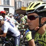 Alberto Contador, antes de la salida de una etapa del Tour
