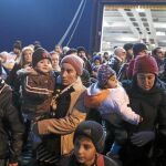 Varios refugiados llegan a bordo del ferry Nissos Rodos al puerto ateniense del Pireo, en Grecia, para continuar su ruta hacia el interior de Europa.