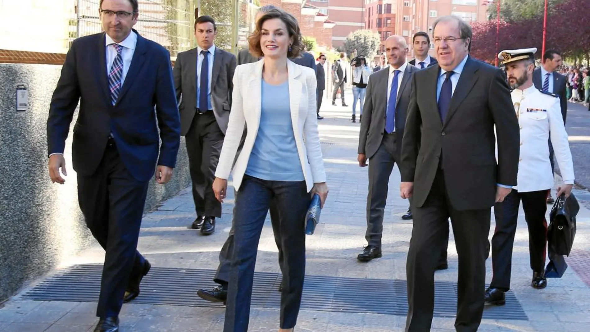 La Reina acompañada por el presidente Juan Vicente Herrera y el alcalde Alfonso Polanco.