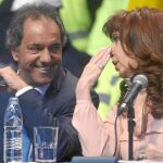 La presidenta argentina, Cristina Fernández, conversa con su «delfín», Daniel Scioli