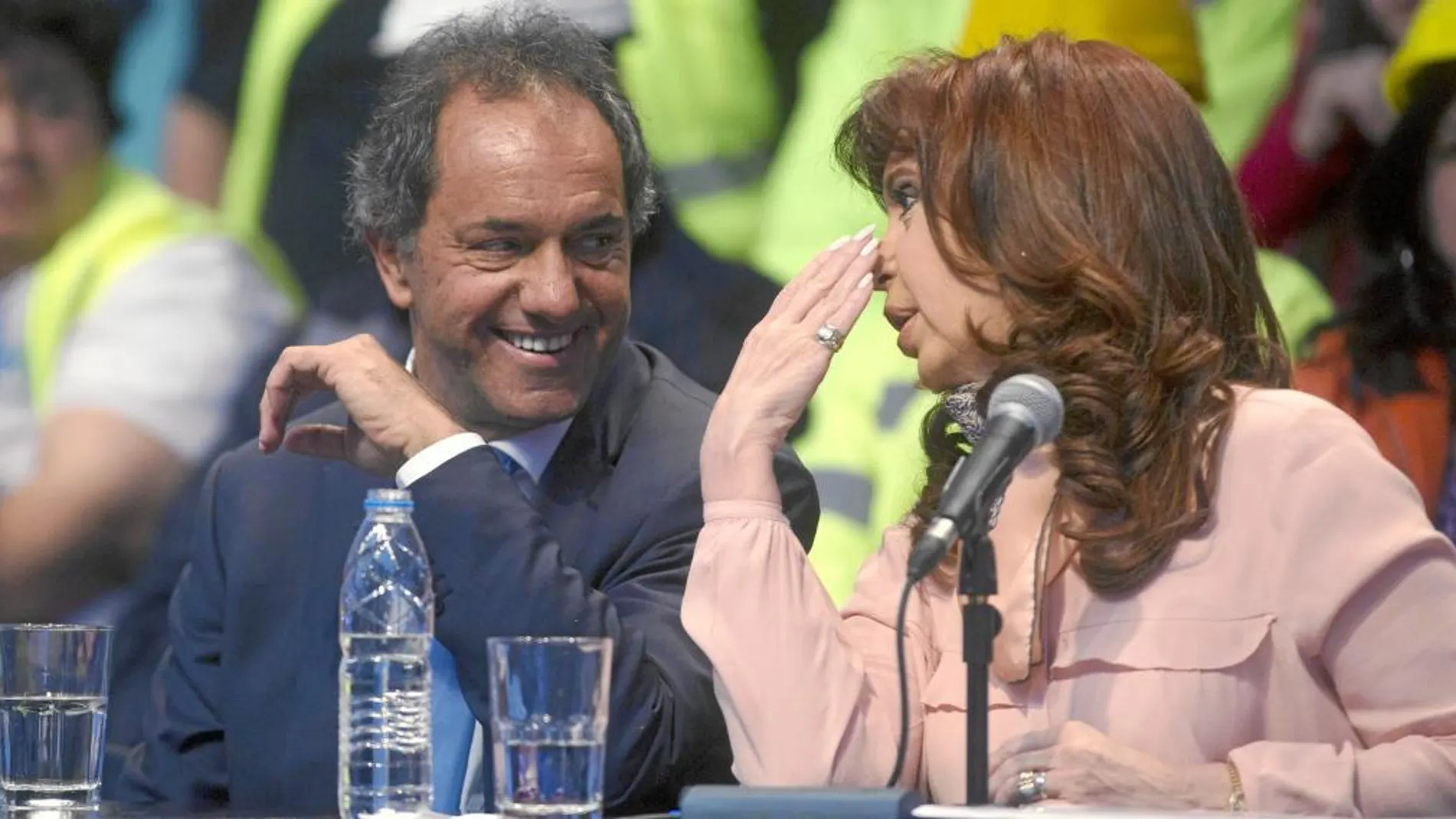 La presidenta argentina, Cristina Fernández, conversa con su «delfín», Daniel Scioli