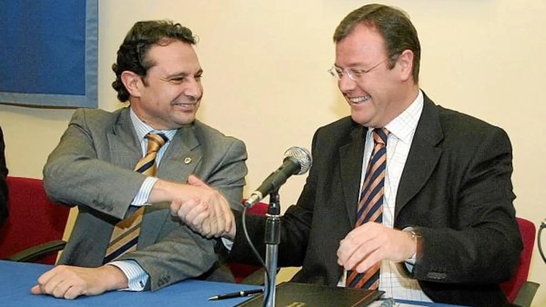 El proyecto es fruto del acuerdo entre el Ayuntamiento de Segovia y la Consejería de Fomento y tiene como objetivo expandir la los servicios de la Administración pública electrónica. En la imagen, Arahuetes y Silván