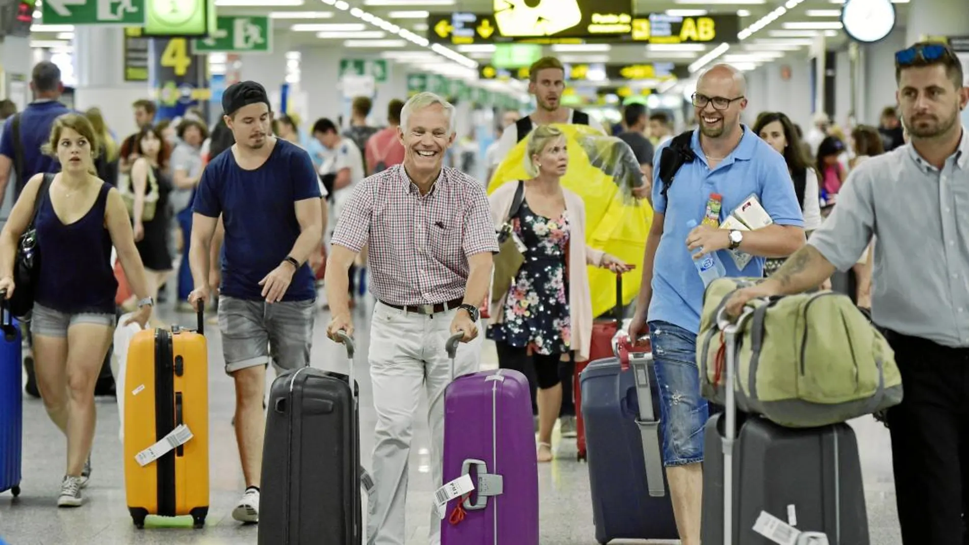 Turismo prevé que los viajeros extranjeros gastarán 34.000 millones de euros durante el tercer trimestre del año / Efe