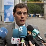 El líder de Ciudadanos, Albert Rivera, hace declaraciones a los medios a su llegada a la reunión de los liberales europeos