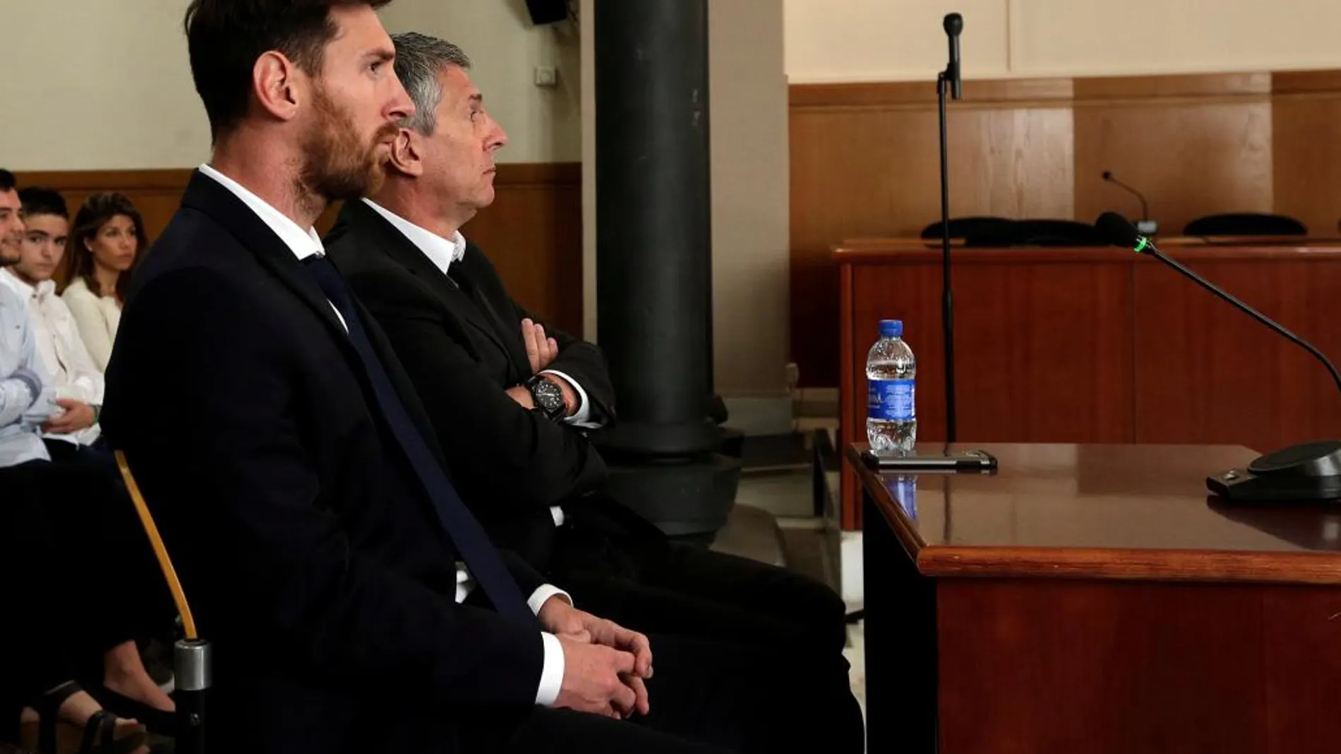 El jugador del FC Barcelona Lionel Messi y su padre, Jorge Horacio Messi (detrás), en la sala de la Audiencia de Barcelona
