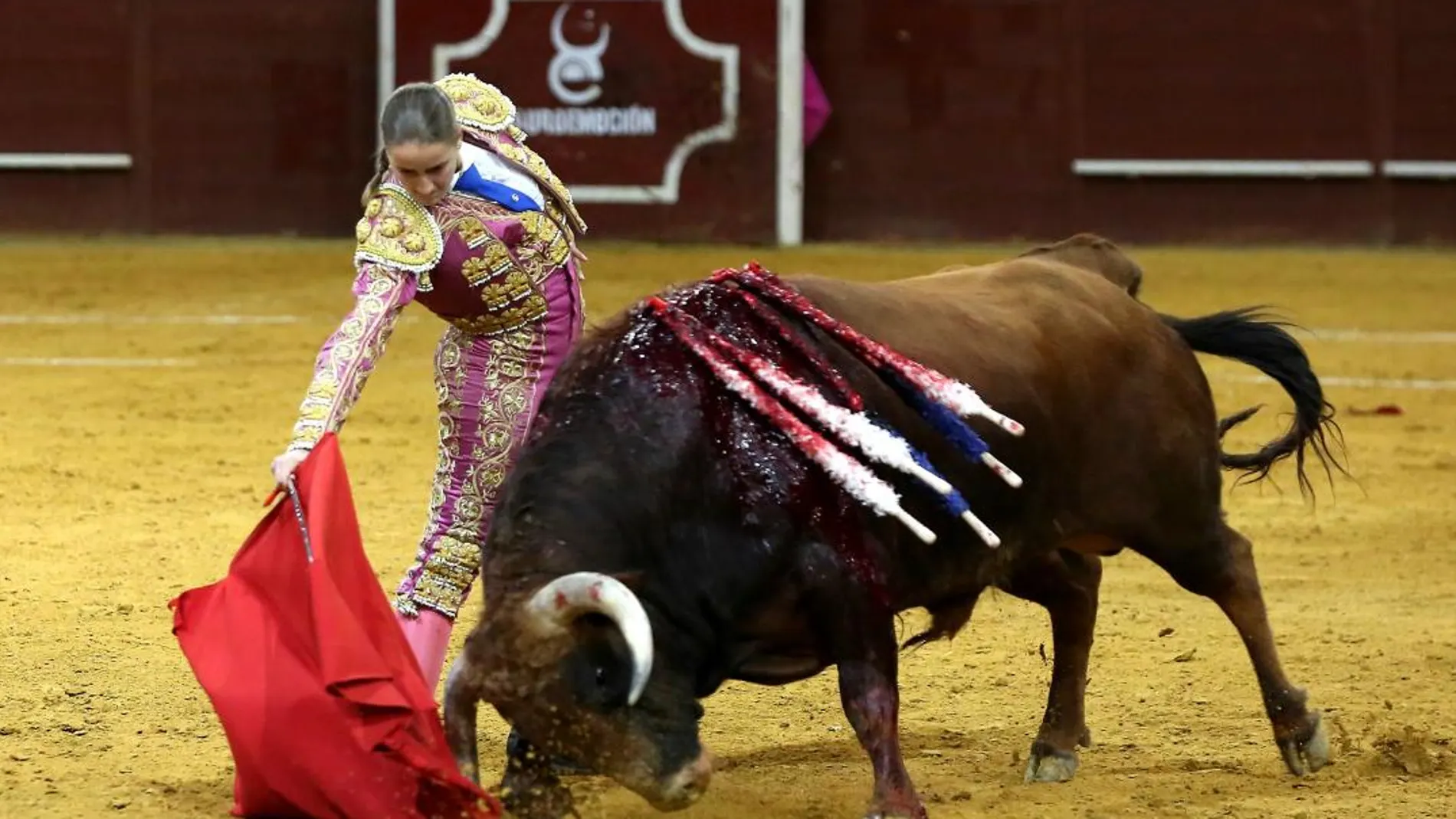 Rocío Romero durante la faena de muleta, esta tarde, en Vistalegre