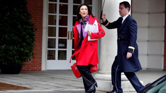 La ministra de Defensa, Margarita Robles, a su llegada al Palacio de la Moncloa para asistir al primer Consejo de Ministros / Efe
