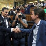 Sánchez saluda a Iglesias tras el debate de la moción de censura / Foto:EFE/J.J. Guillén