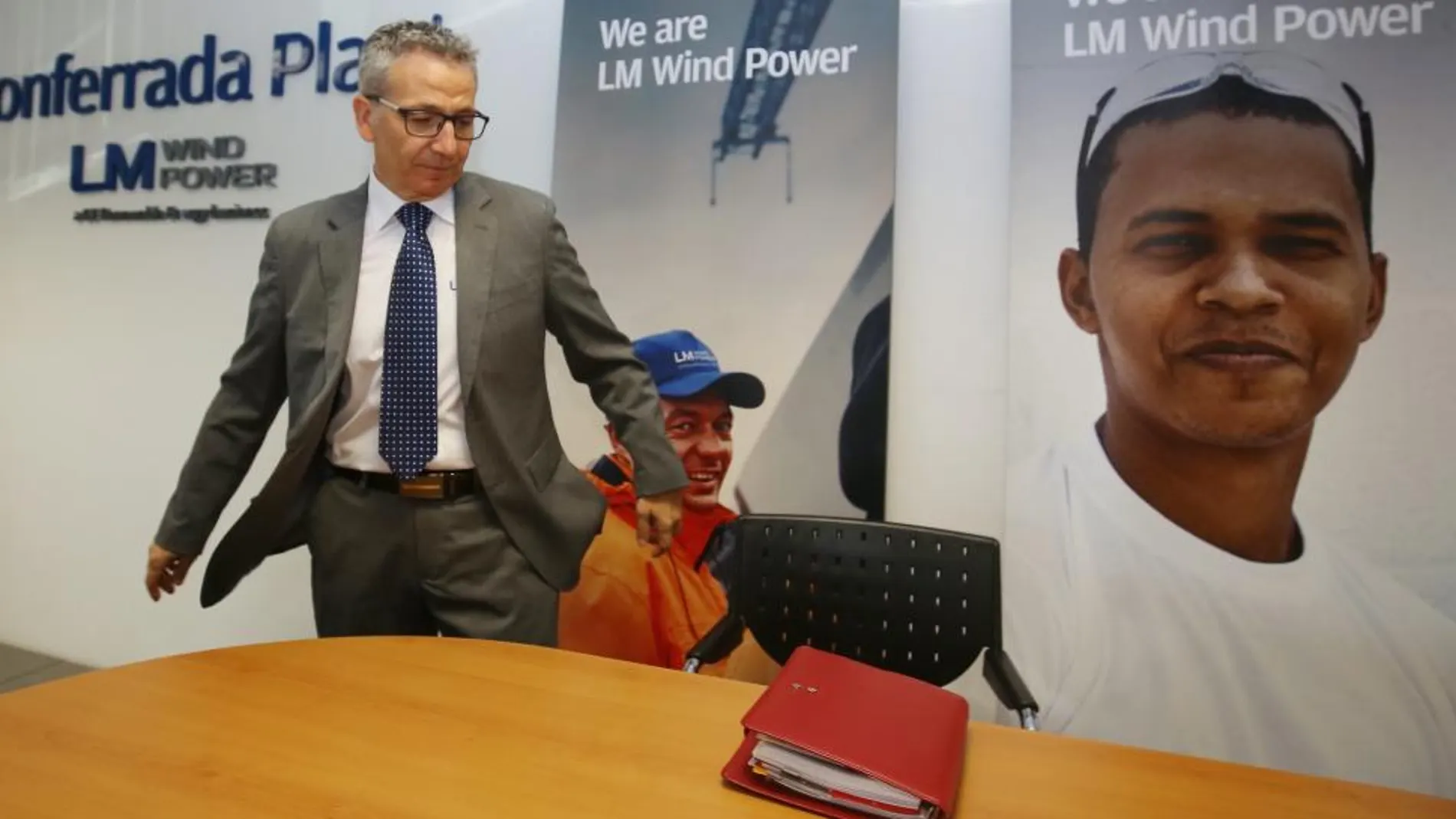 El director de la planta de LM Wind Power en Ponferrada, Francisco Vega, en el momento de hacer el anuncio
