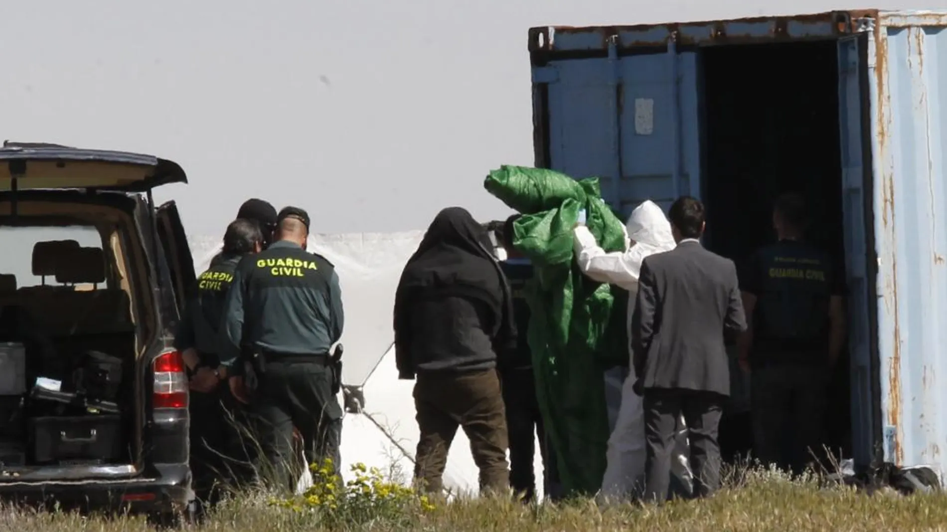 La Guardia Civil con el detenido durante el registro de la finca de Toeldo