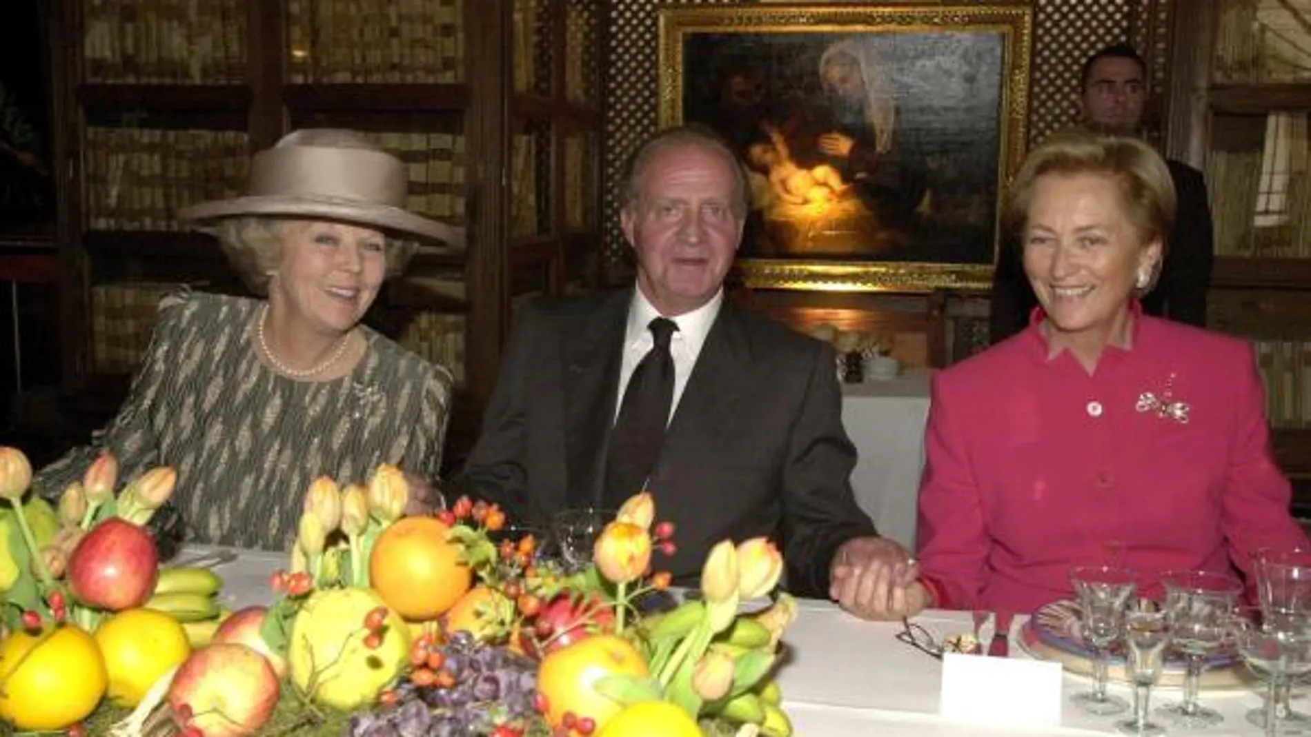Rey de España, Don Juan Carlos de Borbón, acompañado de las Reinas de Holanda, Beatriz (izq) y de Bélgica, Paola