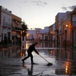 La limpieza de las calles inundadas en Lora del Río ha culminado tras varios días