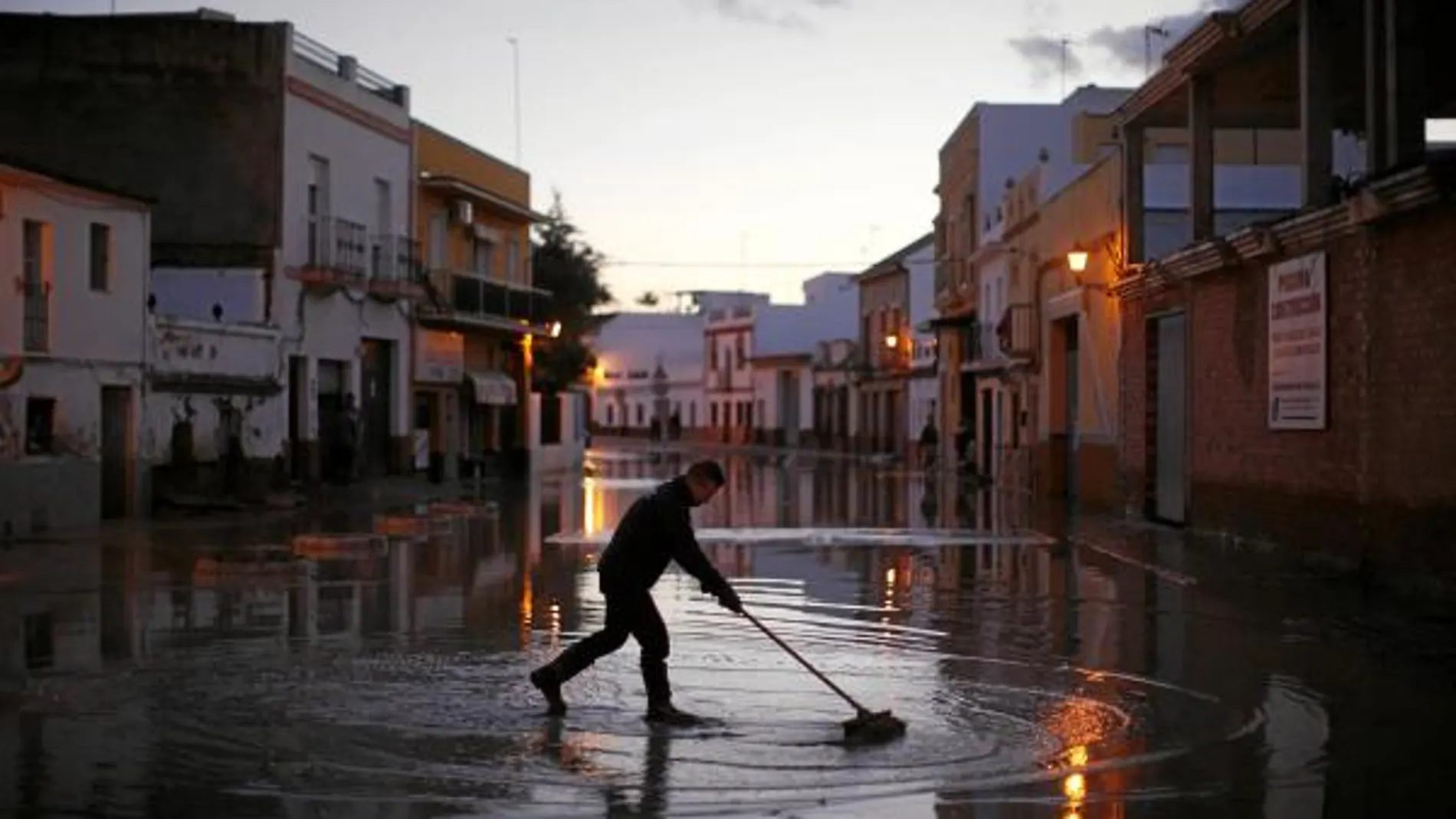 La limpieza de las calles inundadas en Lora del Río ha culminado tras varios días
