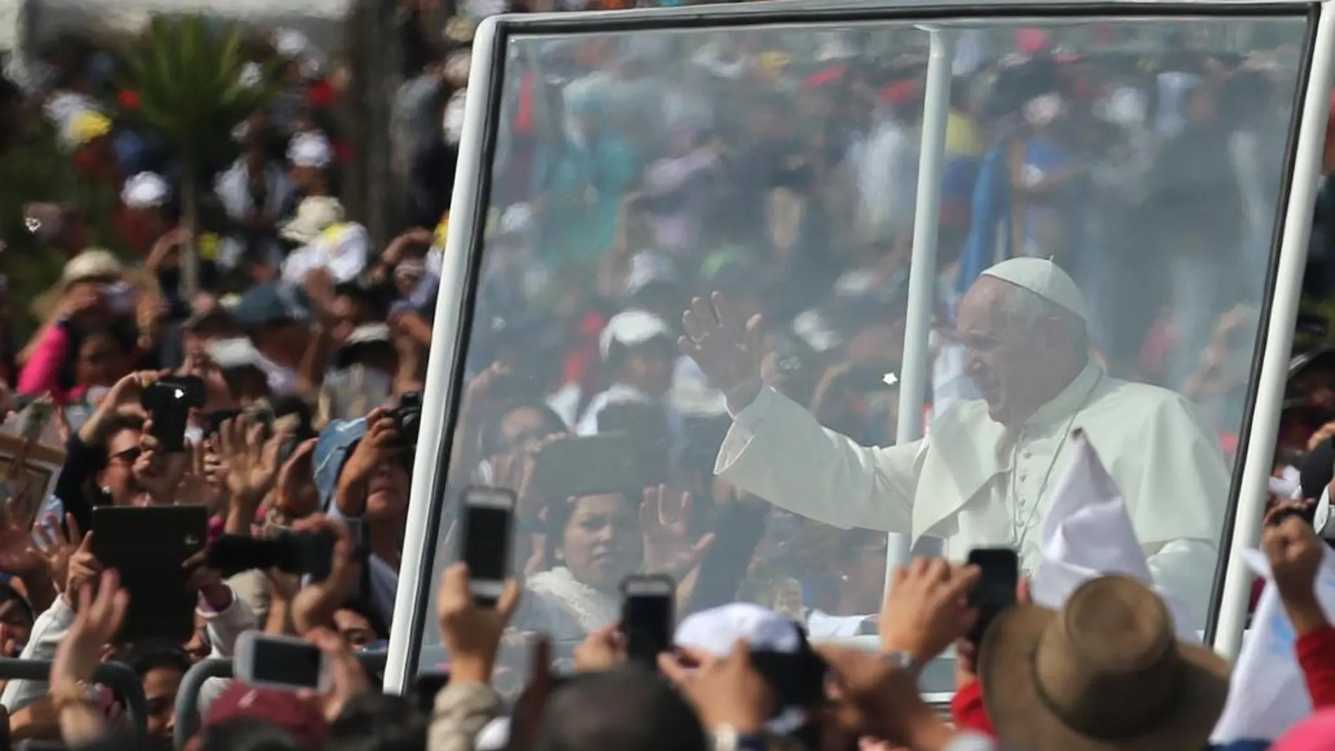 Francisco recorrió el parque Bicentenario de Quito a bordo del Papamóvil