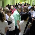 Aspirantes a docentes se agolpan frente a las puertas donde se examinan en Valladolid