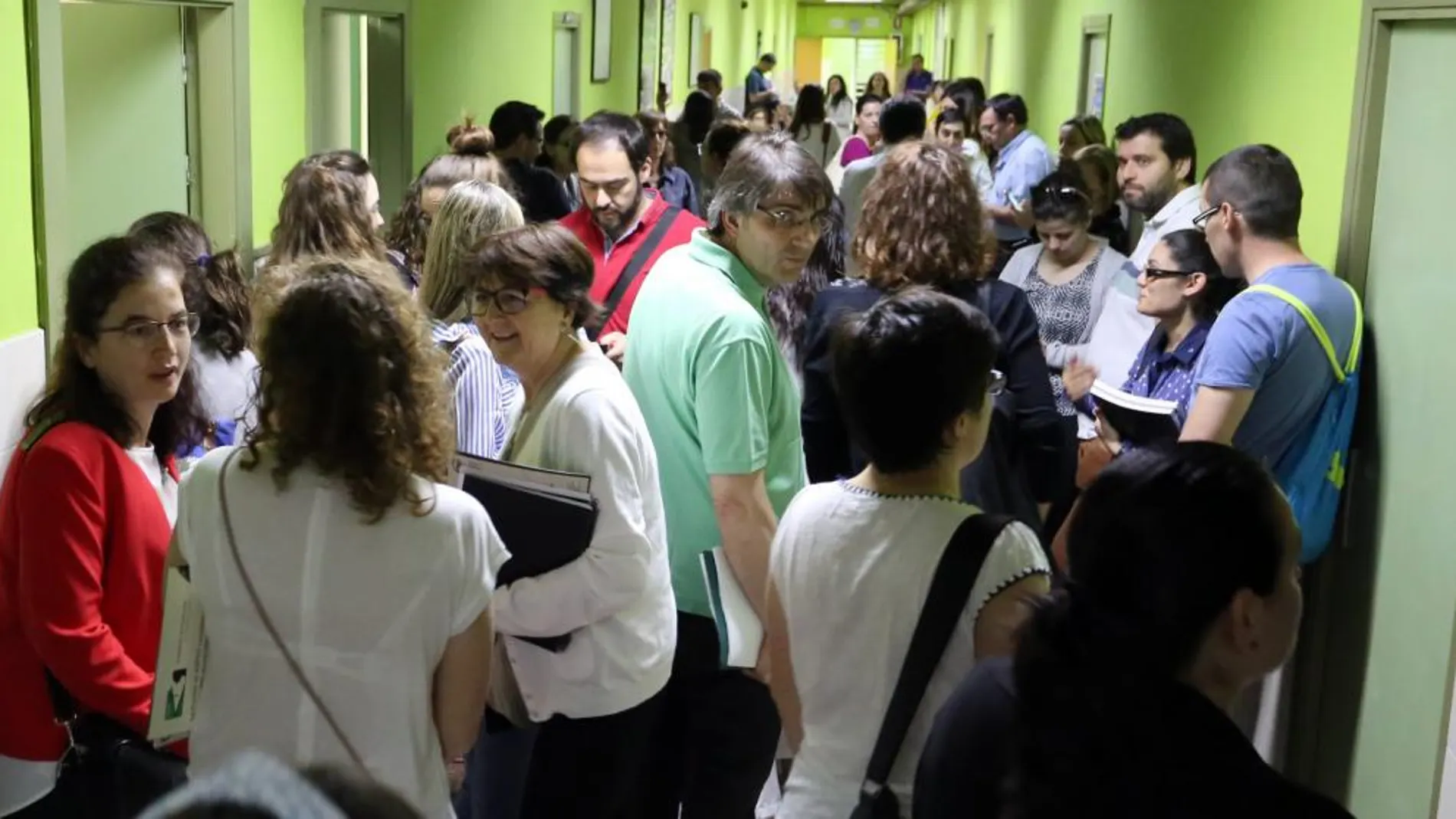 Aspirantes a docentes se agolpan frente a las puertas donde se examinan en Valladolid