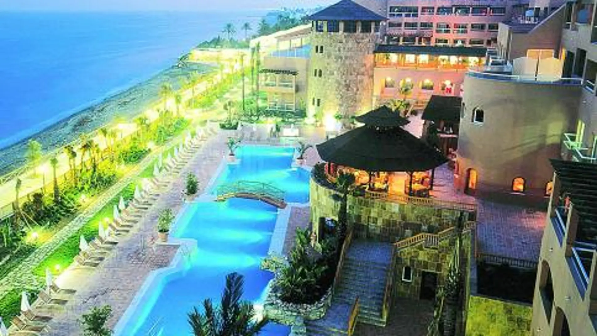 El alojamiento está en primera línea de playa y presume de una gran piscina central y otra infantil