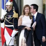 Manuel Valls y su esposa, Anne Gravoin, en el palacio del Elíseo